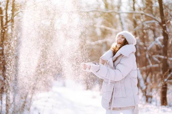 Молода Жінка Грає Снігом Сонячний Зимовий День Холодна Погода Відпочинок — стокове фото