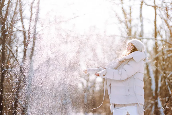 Młoda Kobieta Bawi Się Śniegiem Słoneczny Zimowy Dzień Zimna Pogoda — Zdjęcie stockowe