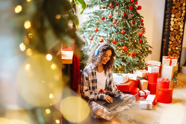 Young Woman Having Video Call Christmas Tree Home Christmas Online — Stock Photo, Image