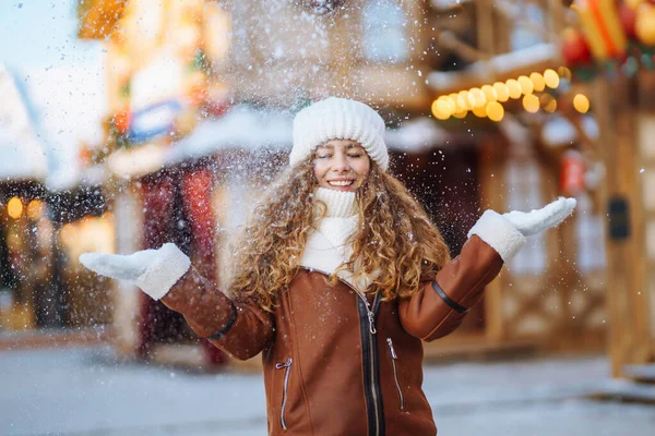 Vacker Kvinna Promenader Mellan Dekorerade Bås Eller Kiosker Julmarknad Semester — Stockfoto