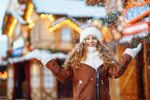 Hermosa Mujer Pie Entre Árboles Nevados Disfrutando Primera Nieve Vacaciones —  Fotos de Stock