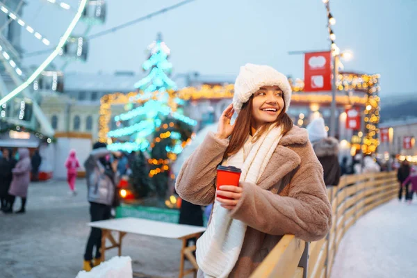 Mujer Joven Ropa Invierno Posando Cerca Del Árbol Navidad Feria: fotografía  de stock © xerox123.mail.ua #433117822