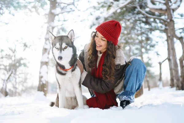 Νεαρή Γυναίκα Που Βγάζει Βόλτα Σκύλο Της Χειμώνα Και Δύο — Φωτογραφία Αρχείου