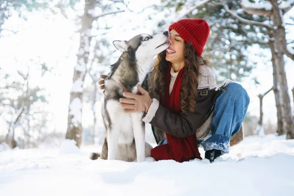 Νεαρή Γυναίκα Που Βγάζει Βόλτα Σκύλο Της Χειμώνα Και Δύο — Φωτογραφία Αρχείου