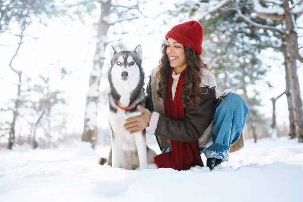 Eine Junge Frau Geht Winter Mit Ihrem Hund Spazieren Und — Stockfoto