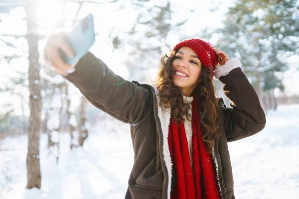 Una Joven Sonriente Tomando Selfie Bosque Invierno Vacaciones Invierno —  Fotos de Stock