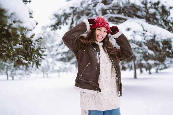 穿着时髦冬季服装的漂亮女人走在冬季的大自然中 旅行概念 — 图库照片