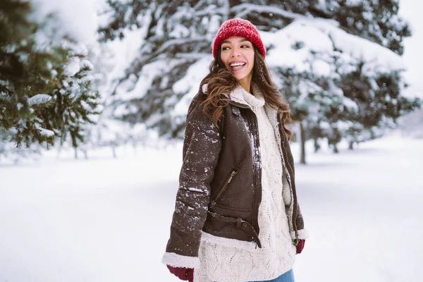 穿着时髦冬季服装的漂亮女人走在冬季的大自然中 旅行概念 — 图库照片