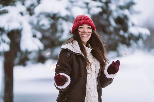 Beautiful Woman Wearing Fashionable Winter Clothes Walking Winter Nature Holidays — Stock Photo, Image