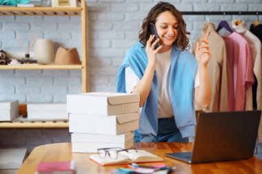 Küçük işletme sahibi, girişimci, ecommerce giyim mağazası siparişlerini kontrol eden bir satıcı. Çevrimiçi satış.