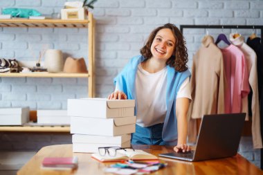 Küçük işletme sahibi, girişimci, ecommerce giyim mağazası siparişlerini kontrol eden bir satıcı. Çevrimiçi satış.