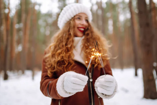 Весела Молода Жінка Тримає Іскриста Руці Зимовому Лісі Різдво Новий — стокове фото