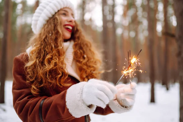 Jovencita Alegre Sosteniendo Una Chispa Mano Bosque Invierno Navidad Año —  Fotos de Stock