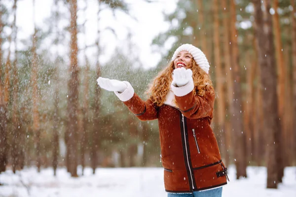 Hermosa Mujer Pie Entre Árboles Nevados Disfrutando Primera Nieve Vacaciones — Foto de Stock