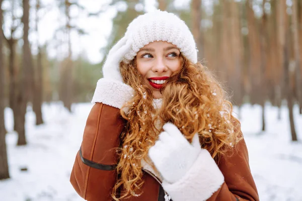 Красивая Женщина Стоит Среди Снежных Деревьев Наслаждается Первым Снегом Отдых — стоковое фото