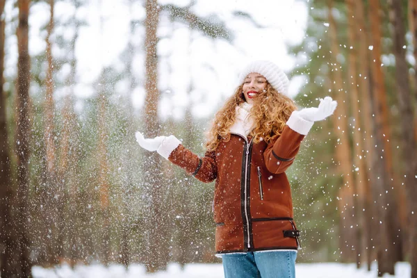 Όμορφη Γυναίκα Στέκεται Ανάμεσα Χιονισμένα Δέντρα Και Απολαμβάνοντας Πρώτο Χιόνι — Φωτογραφία Αρχείου