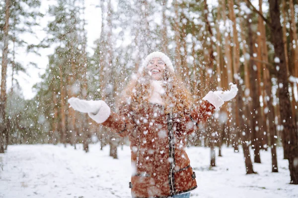 Красива Жінка Стоїть Серед Сніжних Дерев Насолоджується Першим Снігом Відпочинок — стокове фото