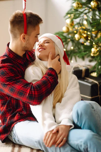 Genç Çiftin Tatil Için Noel Sürprizi Var Romantik Bir Gün — Stok fotoğraf