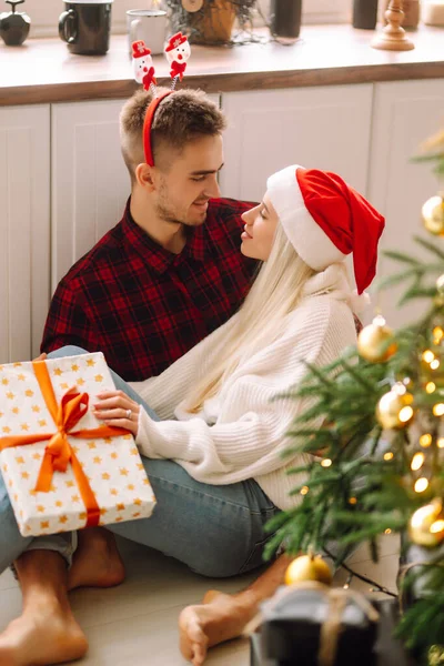 Genç Çiftin Tatil Için Noel Sürprizi Var Romantik Bir Gün — Stok fotoğraf