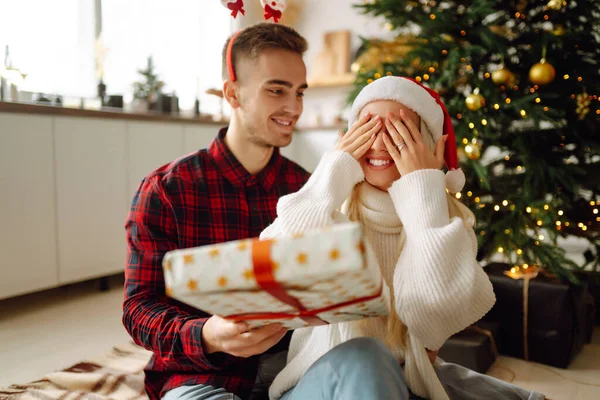Young Couple Have Christmas Surprise Holiday Romantic Day Winter Holidays — Stock Photo, Image