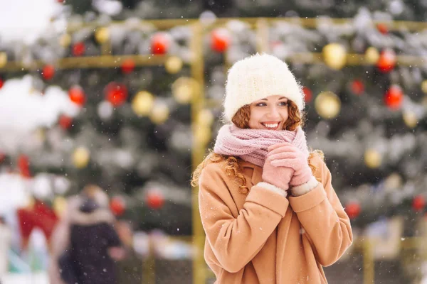 Hermosa Mujer Aire Libre Durante Época Navidad Delante Las Luces —  Fotos de Stock