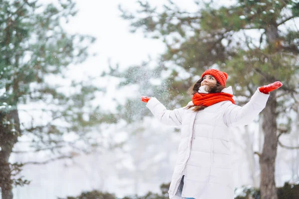 Hermosa Mujer Pie Entre Árboles Nevados Disfrutando Primera Nieve Feliz — Foto de Stock
