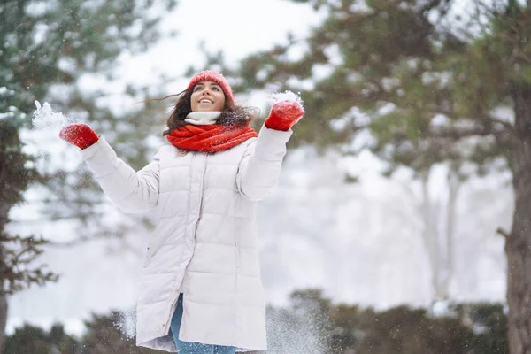 Hermosa Mujer Pie Entre Árboles Nevados Disfrutando Primera Nieve Feliz — Foto de Stock