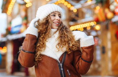 Noel panayırının yanındaki güzel kadın. Samimi bir portre. Tatiller, dinlenme, seyahat konsepti.