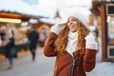 Noel panayırının yanındaki güzel kadın. Samimi bir portre. Tatiller, dinlenme, seyahat konsepti.