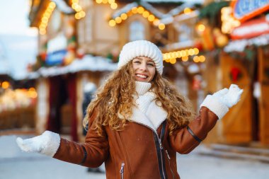 Noel panayırının yanındaki güzel kadın. Samimi bir portre. Tatiller, dinlenme, seyahat konsepti.