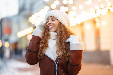 Noel panayırının yanındaki güzel kadın. Samimi bir portre. Tatiller, dinlenme, seyahat konsepti.