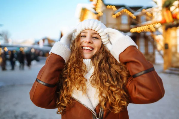 Vacker Kvinna Bredvid Julmarknaden Vintermysigt Porträtt Semester Vila Resor Koncept — Stockfoto