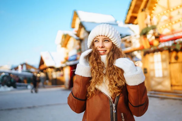 圣诞节集市旁边的漂亮女人 冬天舒适的肖像 旅行概念 — 图库照片
