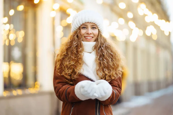 Vacker Kvinna Bredvid Julmarknaden Vintermysigt Porträtt Semester Vila Resor Koncept — Stockfoto