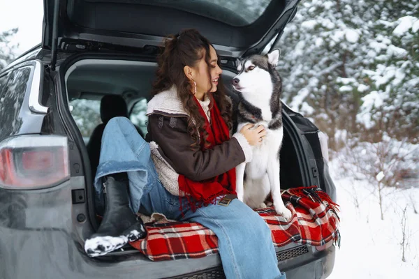 Young Woman Cute Husky Dog Enjoying Outdoors Car Travel Concept — Stock Photo, Image