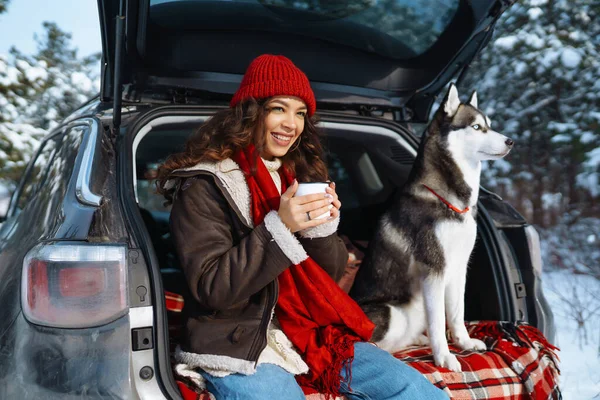 Genç Bir Kadın Sevimli Bir Köpek Dışarıda Arabada Eğleniyorlar Seyahat — Stok fotoğraf