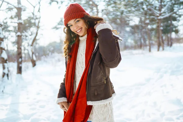 快乐的女人站在雪地的树上 享受着初雪带来的快乐 旅行概念 — 图库照片