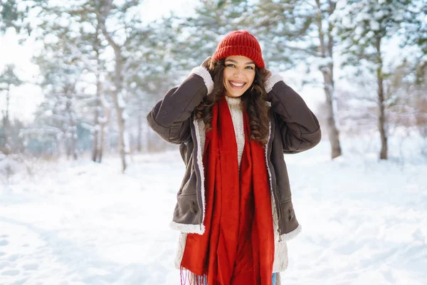 Ευτυχισμένη Γυναίκα Στέκεται Ανάμεσα Χιονισμένα Δέντρα Και Απολαμβάνει Πρώτο Χιόνι — Φωτογραφία Αρχείου