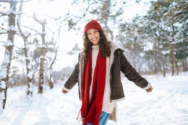 Ευτυχισμένη Γυναίκα Στέκεται Ανάμεσα Χιονισμένα Δέντρα Και Απολαμβάνει Πρώτο Χιόνι — Φωτογραφία Αρχείου