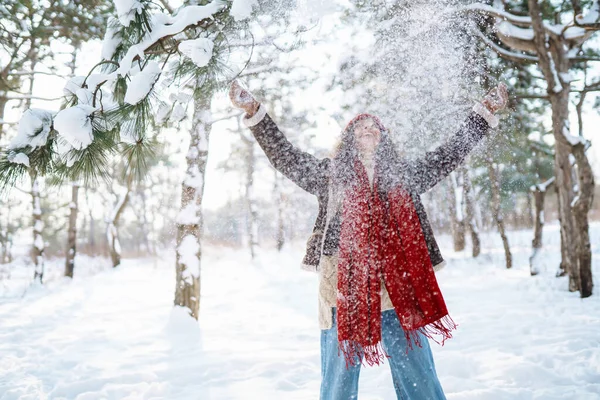 Glückliche Frau Die Zwischen Verschneiten Bäumen Steht Und Den Ersten — Stockfoto