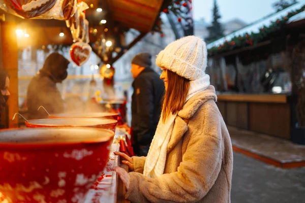 屋外アイススケートリンクの上に冬に使い捨て紙コーヒーカップを持つ幸せな女性を背景に クリスマス ホットドリンク 休日のコンセプト — ストック写真