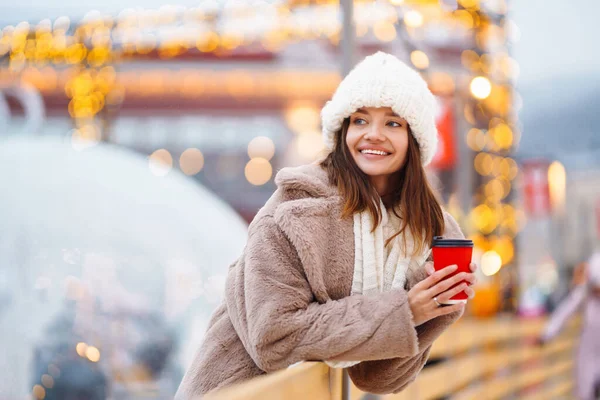 Mujer Feliz Con Taza Café Papel Desechable Invierno Sobre Pista —  Fotos de Stock