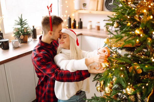Young Couple Kissing Christmas Tree Happy Couple Have Christmas Surprise — Stock Photo, Image