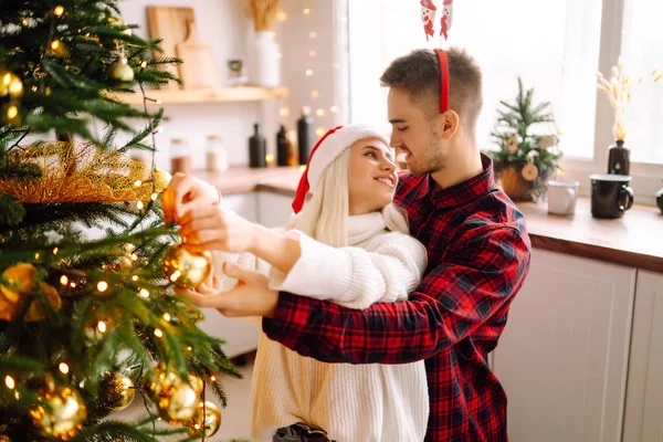 Noel Ağacında Öpüşen Genç Bir Çift Mutlu Çiftin Tatil Için — Stok fotoğraf