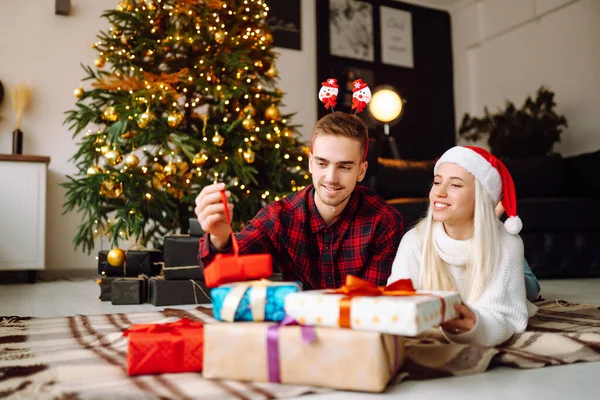 Young Couple Kissing Christmas Tree Happy Couple Have Christmas Surprise — Stock Photo, Image