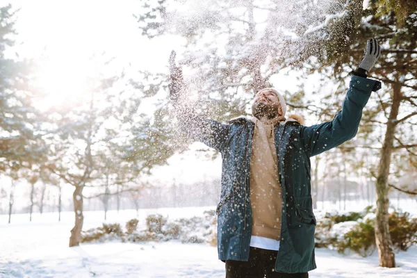 雪に覆われた冬の森の青年 クリスマス 人々の概念 — ストック写真