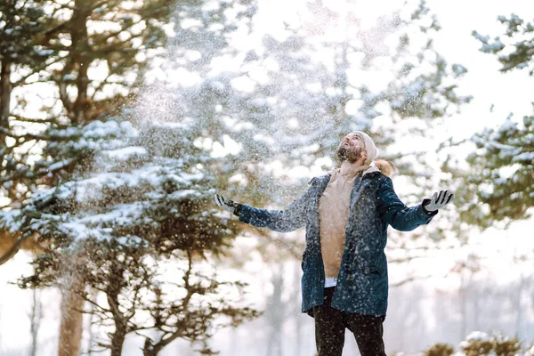 Karlı Kış Ormanlarında Genç Bir Adam Sezon Noel Seyahat Insanlar — Stok fotoğraf