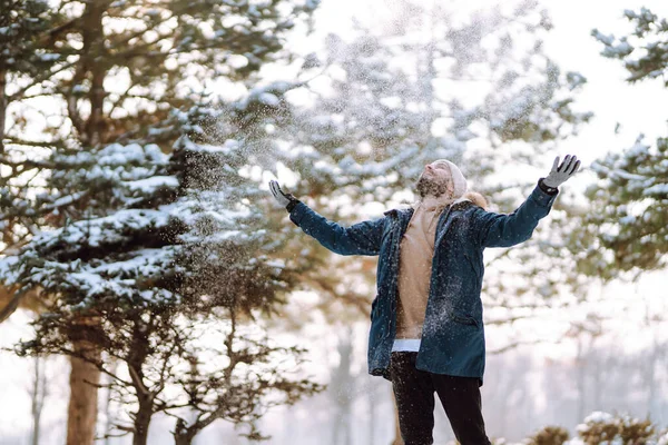Młody Człowiek Śnieżnym Lesie Zimowym Sezon Boże Narodzenie Podróże Koncepcja — Zdjęcie stockowe