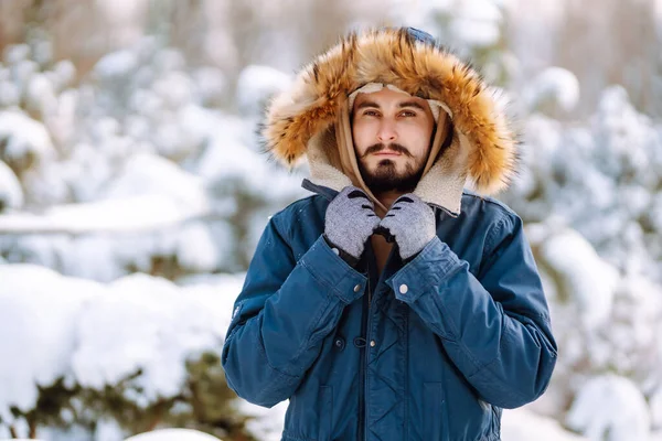 Joven Bosque Nevado Invierno Temporada Navidad Viajes Concepto Personas — Foto de Stock