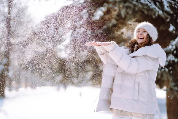 Mujer Sonriente Invierno Encuentra Entre Árboles Nevados Bosque Invierno — Foto de Stock